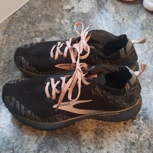 EUC BROOKS Levitate 4 size 9